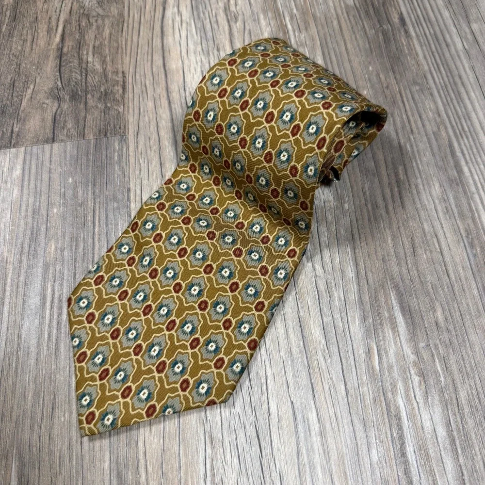 Vintage Burberrys of London Mens Silk Tie Gold Geometric Medallion Hand Sewn USA
